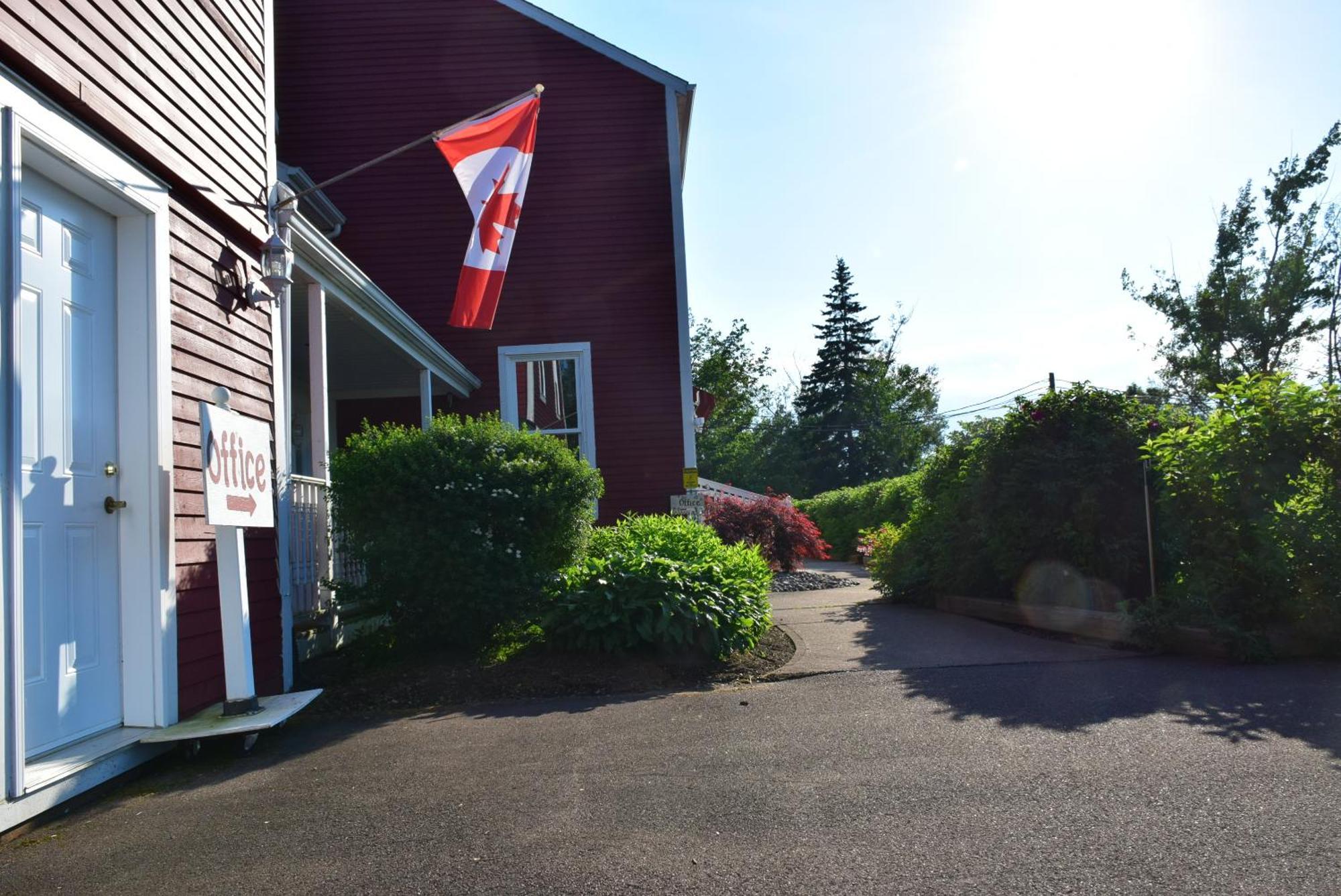 Auberge Wild Rose Inn Moncton Exterior photo